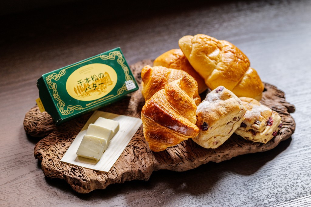 朝食焼き立てパンパン