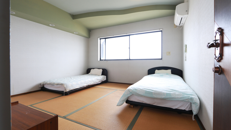 【和室E】-和室ツイン- 畳の上にシングルベッドを二台設置。靴を脱いで、のんびりお過ごしください。