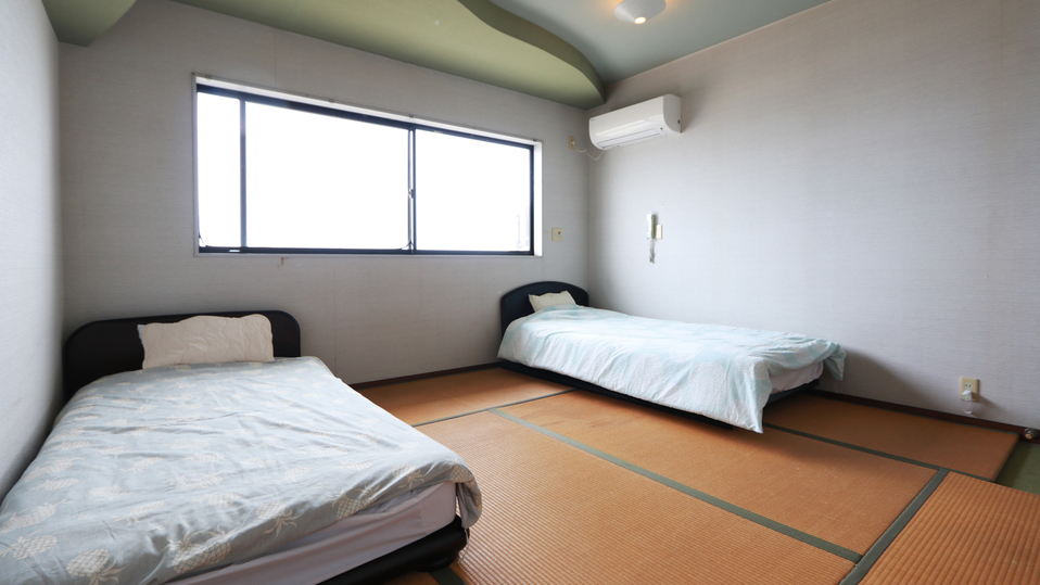 【和室E】-和室ツイン- 畳の上にシングルベッドを二台設置。靴を脱いで、のんびりお過ごしください。