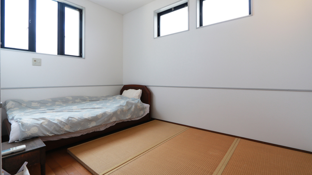 【洋室B】-畳シングル- ベッドの横に畳を敷きました。座ったり寝転んだり。ゆったりお過ごしください