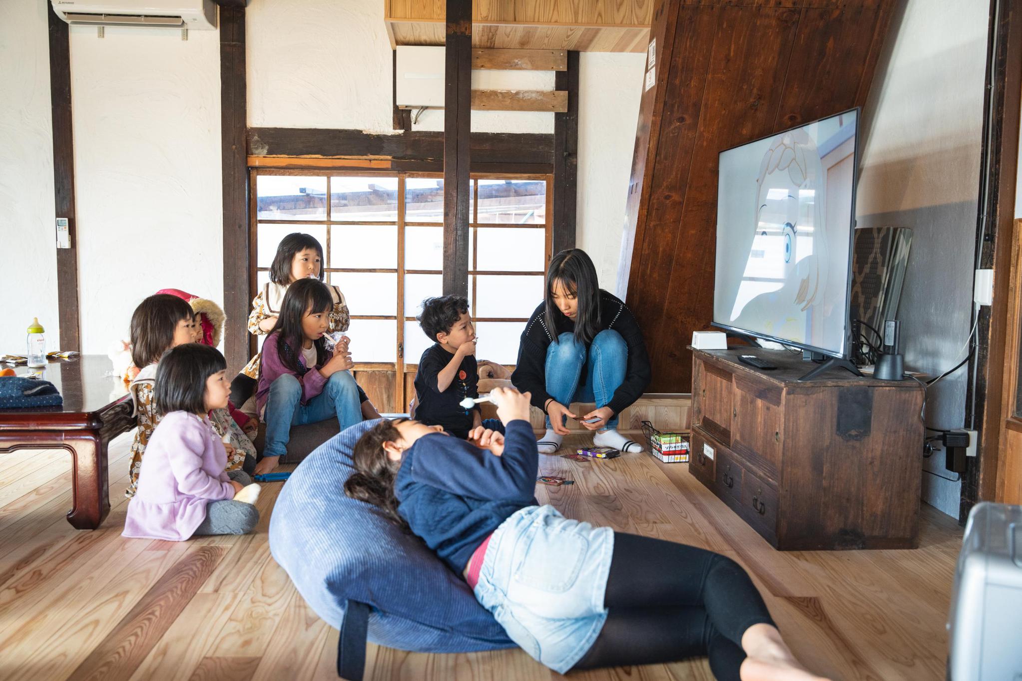 テレビ前でわいわい