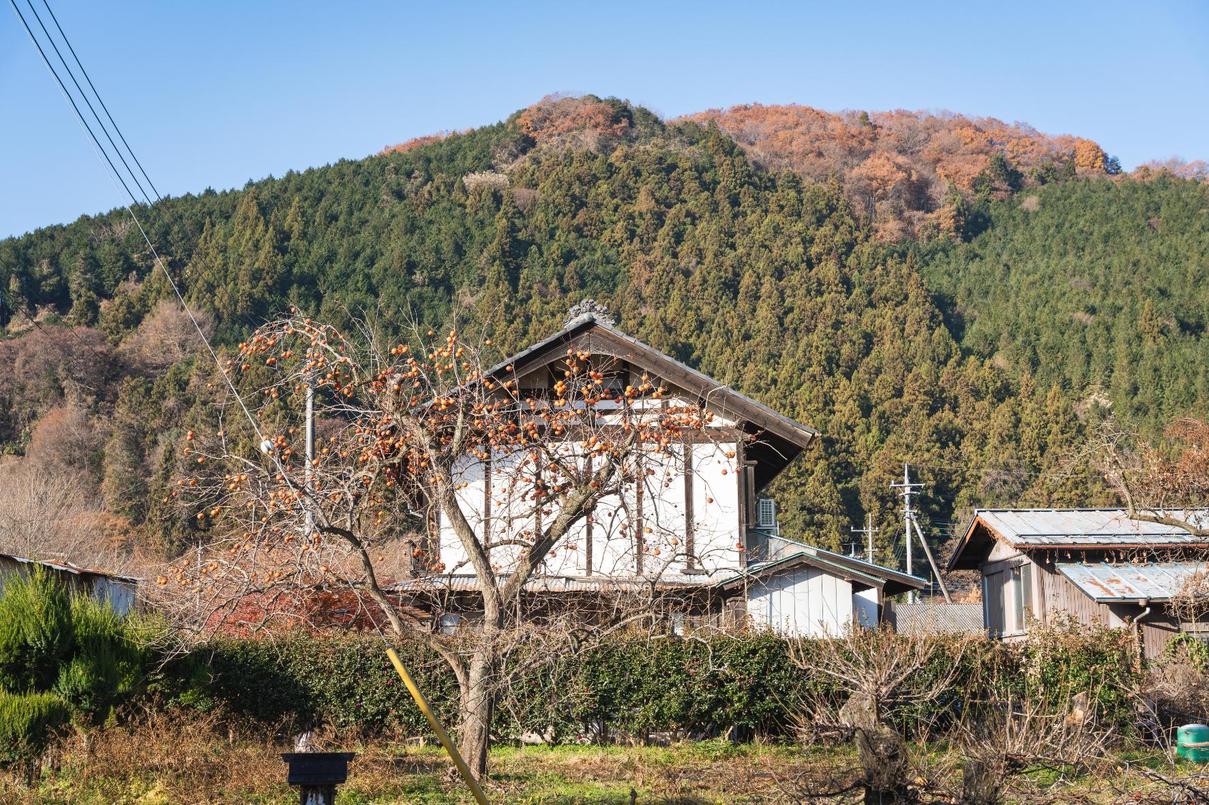 里山に立つ古民家