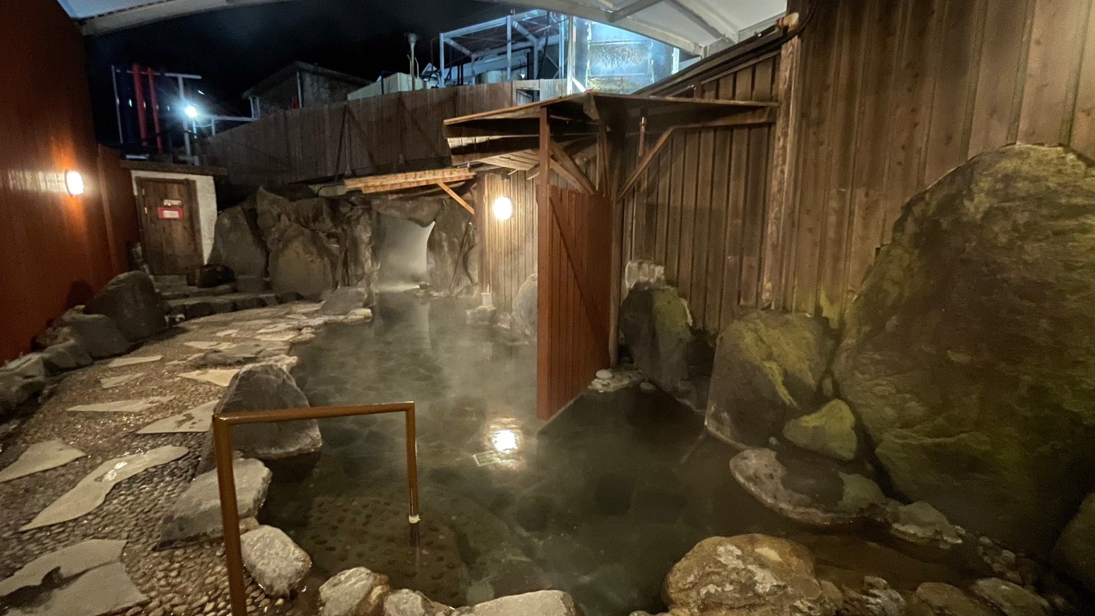 Ph9.3のアルカリ性で保湿成分のメタケイ酸を多く含む温泉を楽しめるい岩風呂大浴場です。
