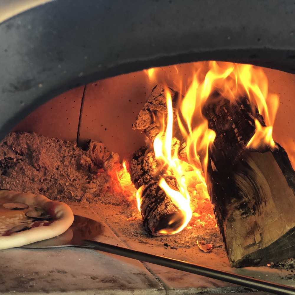 薪窯で焼くPizza