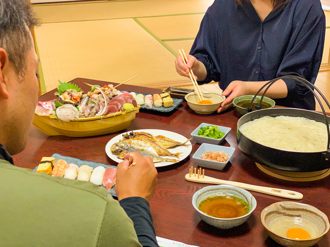地のものいっぱいの美味しい食事に、箸もお酒も会話も進みます
