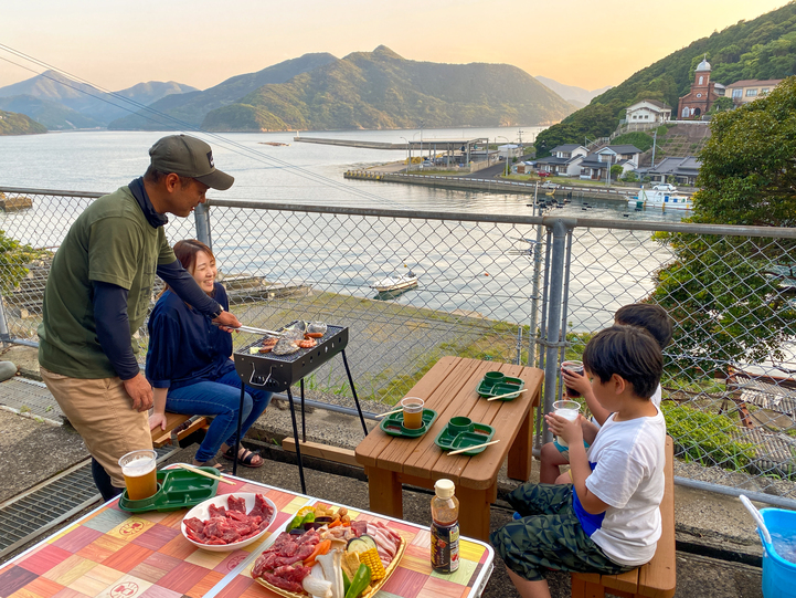 高台から海を眺めながらのBBQ