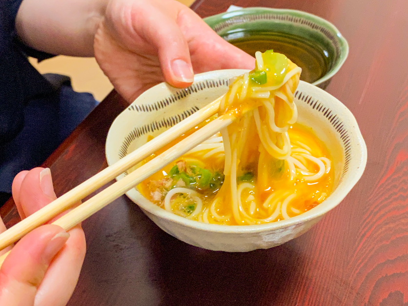 五島うどんは卵につけてすすります