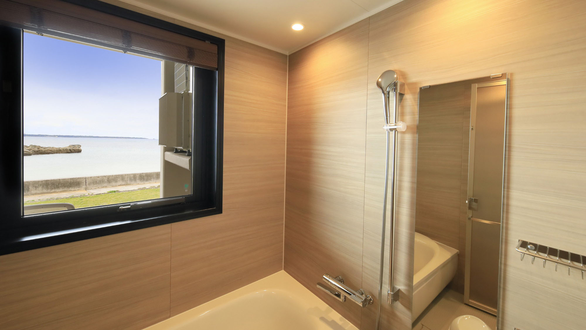 【プライベートプール付きスタンダード】お風呂に窓が付いた仕様の客室もございます。