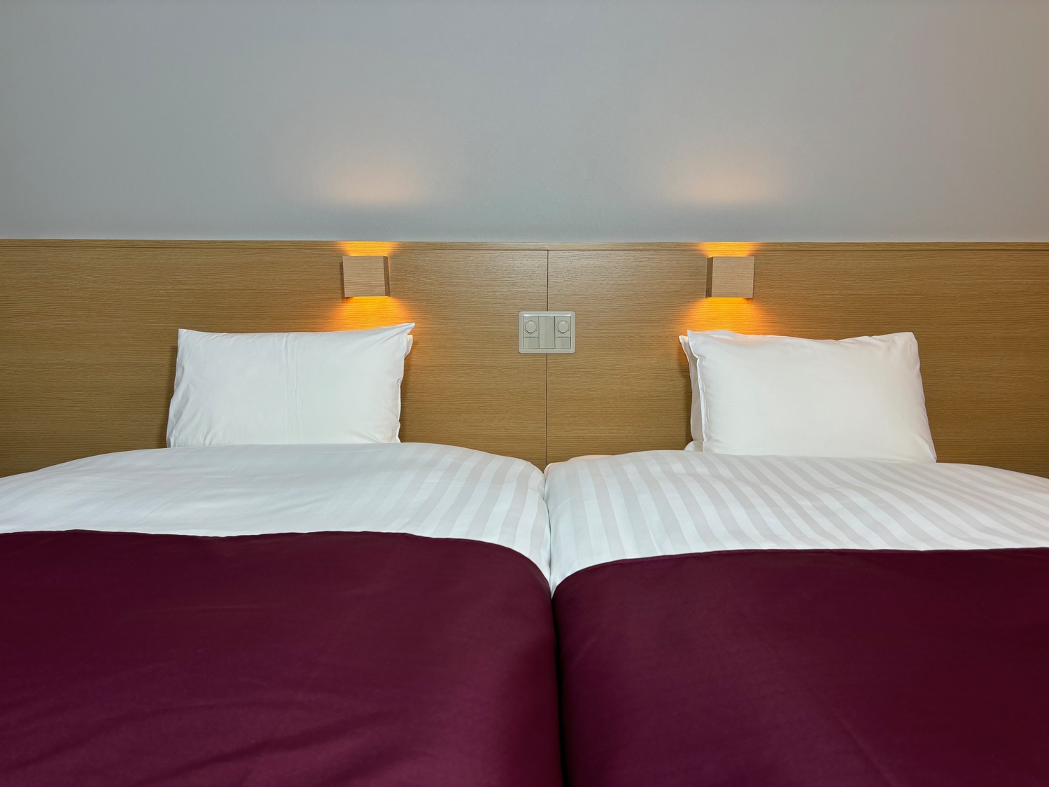ツインルームはベッドが移動できます。2台をつなげて、ご夫婦やカップルでの宿泊に最適！！