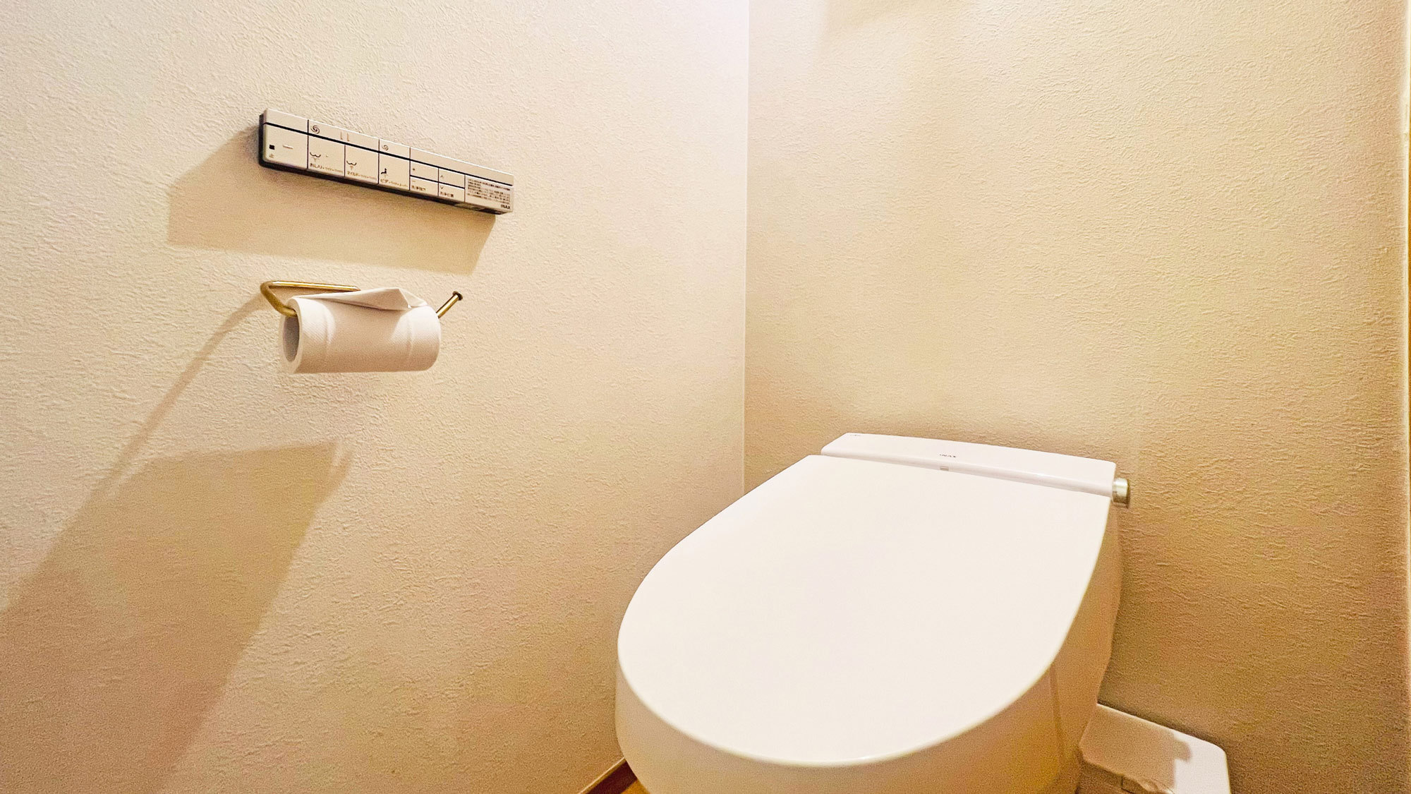 【トイレ】温水洗浄シャワー付便座です