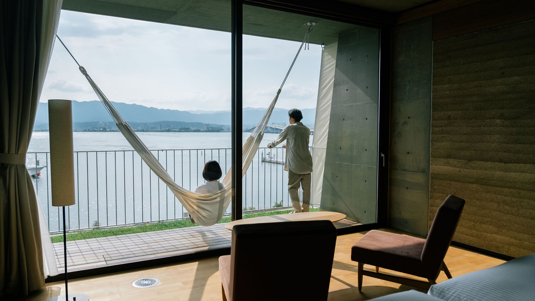 開放的な窓一面に琵琶湖が広がるお部屋