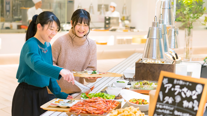 どこから食べるか迷っちゃう！お肉にお魚、卵料理の他、野菜やお豆を使った数々の料理が並びます。