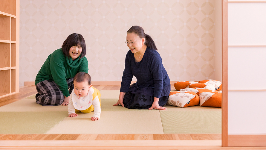 【ジュニアファミリールーム】リビングと和室の二間続きの客室は、お子様に近い目線でお過ごしいただけます