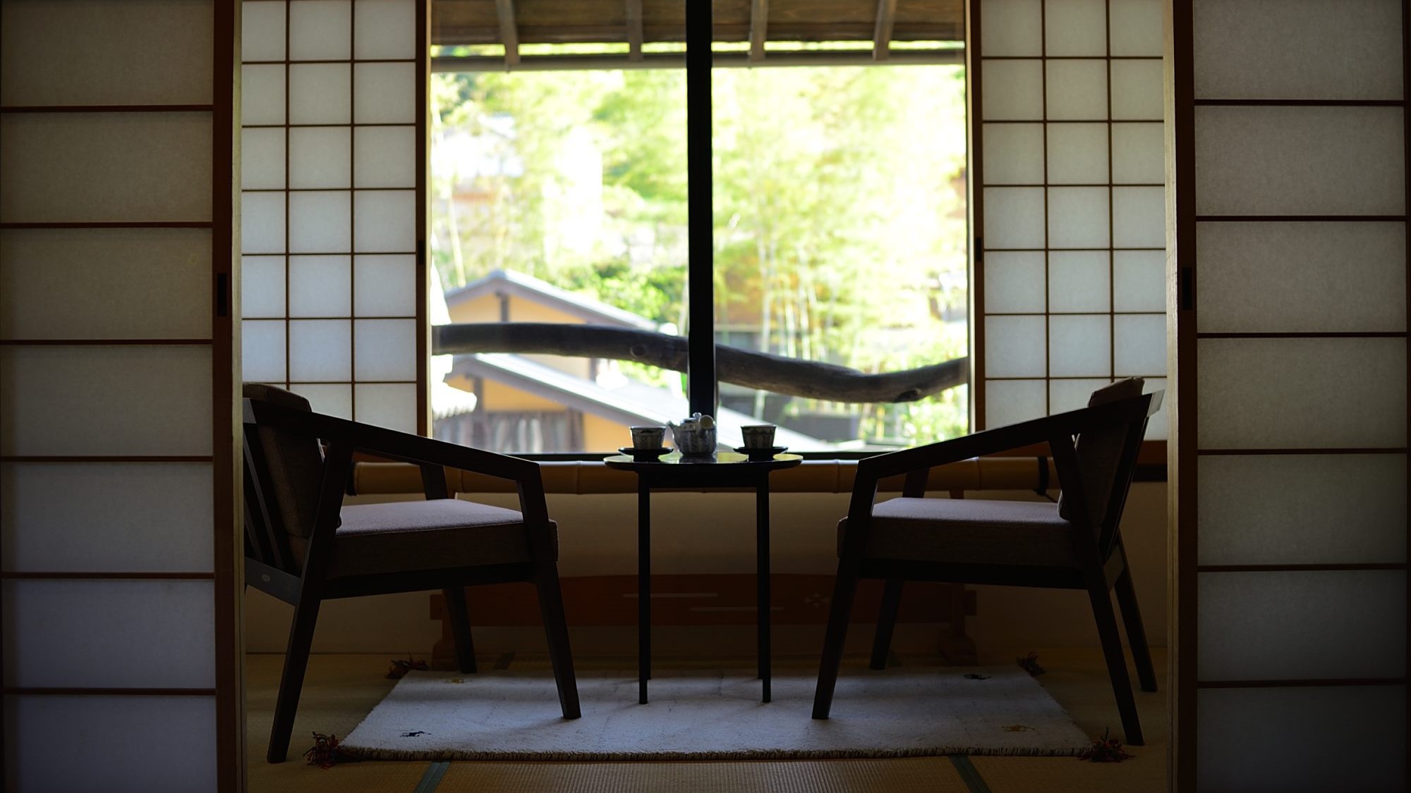 「て」の間｜窓際