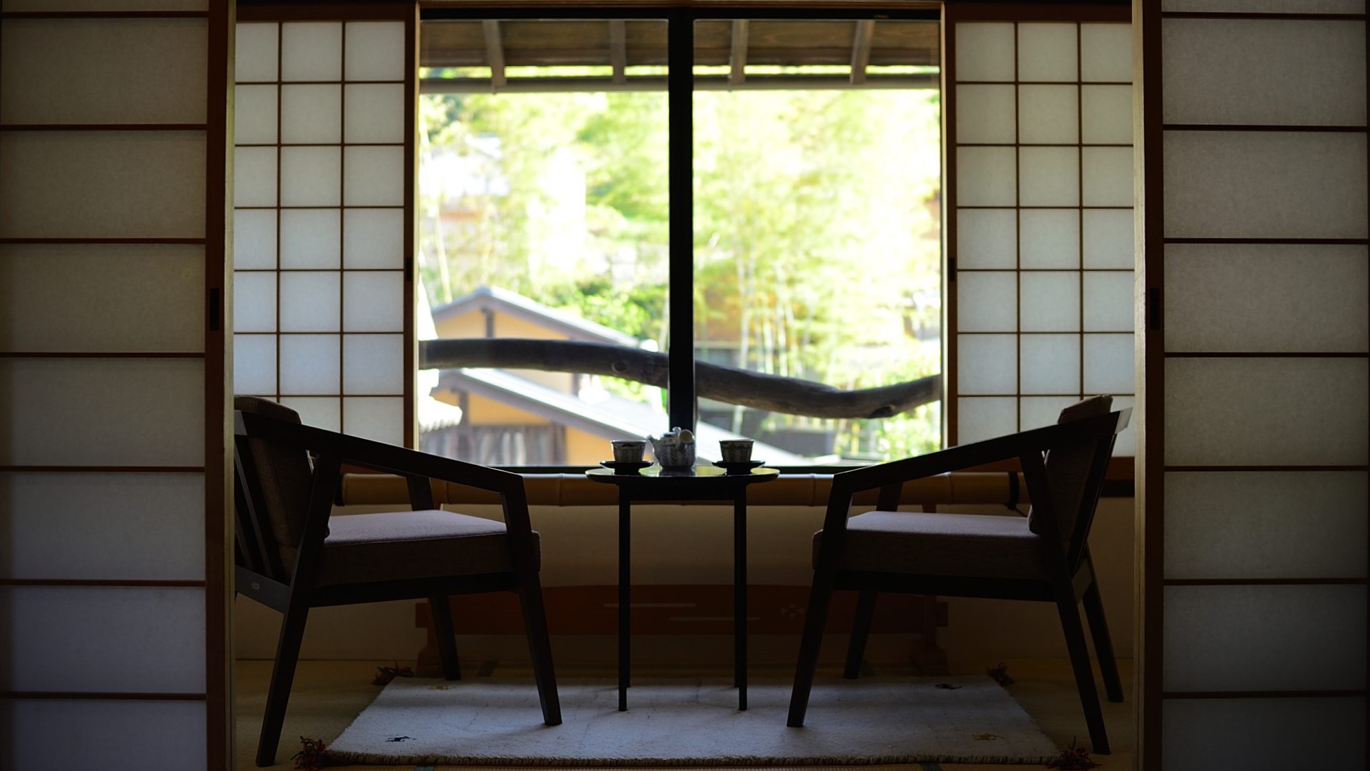 「て」の間｜窓際