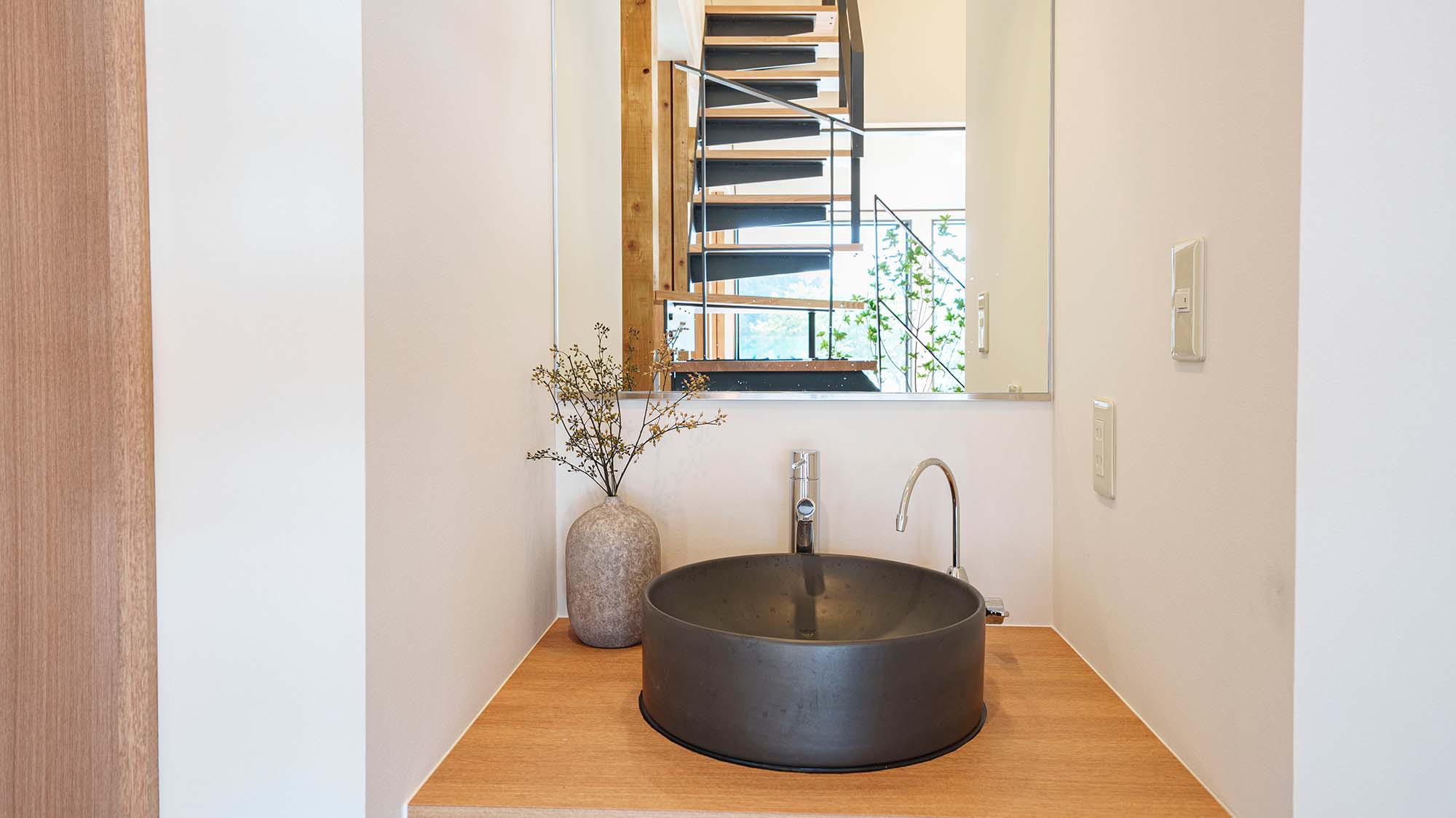 ・【2階洗面台】清潔感あるシンプルなデザインの洗面所スペース