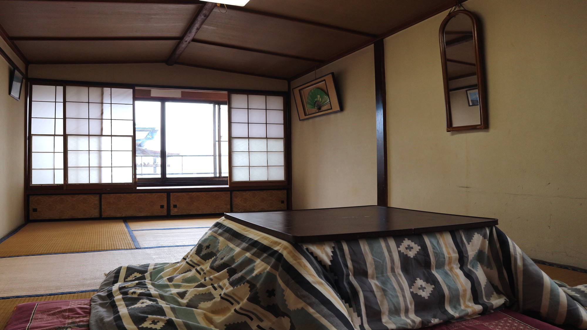*［3階客室一例］昭和の雰囲気を色濃く残したお部屋です（冬は炬燵をお出しします）