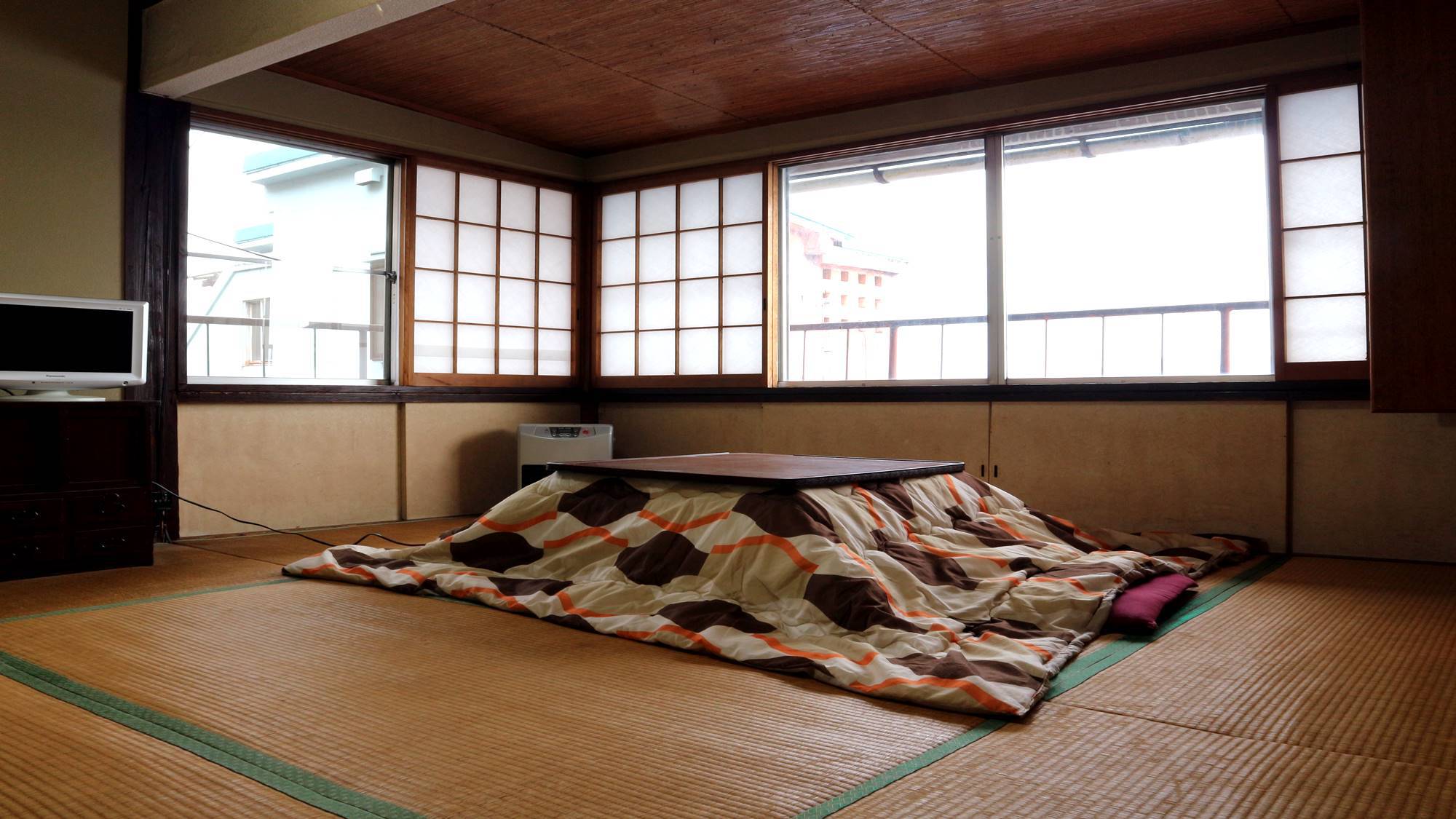 *［4階客室一例］昭和の雰囲気を色濃く残したお部屋です（冬は炬燵をお出しします）