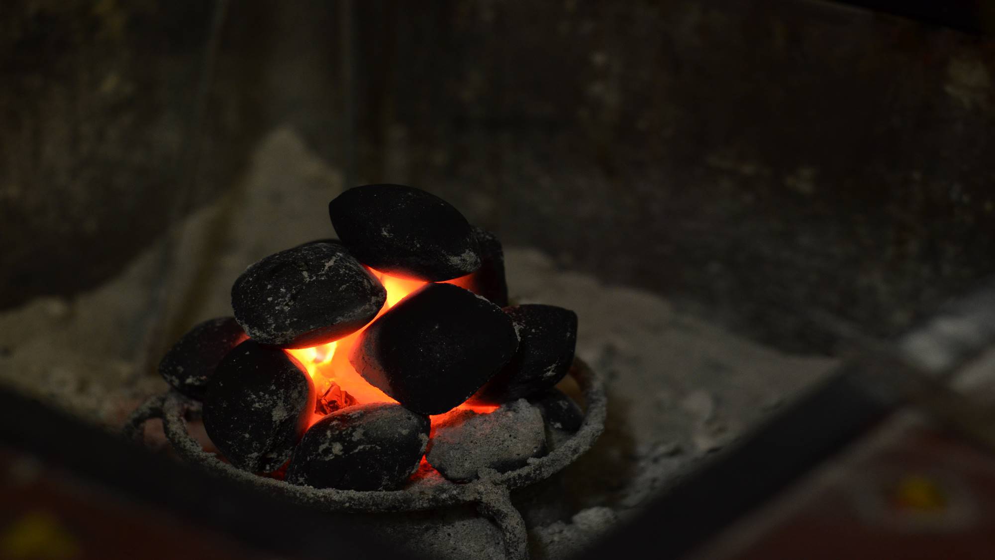 *［館内／ロビー一例］じんわり暖かい囲炉裏の豆炭