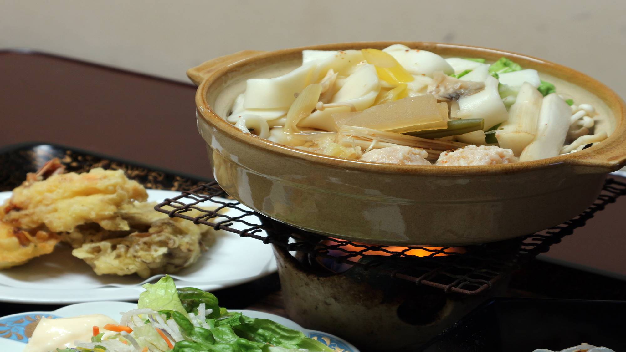 *［夕食一例］鍋物は、冬はぽかぽか温まる鍋物、夏は、陶板焼きなどをご用意致します。