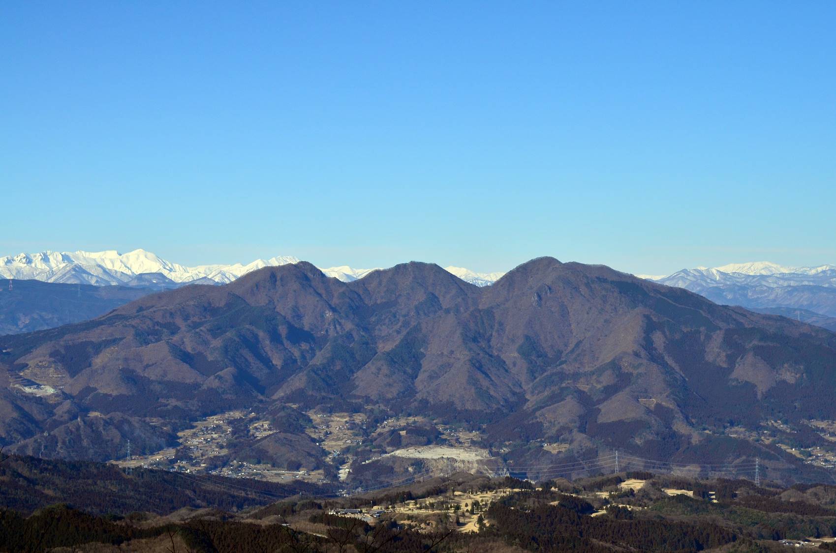 ＊子持山／鎖等で登る獅子岩からは、関東平野がぐるりと見渡せます。