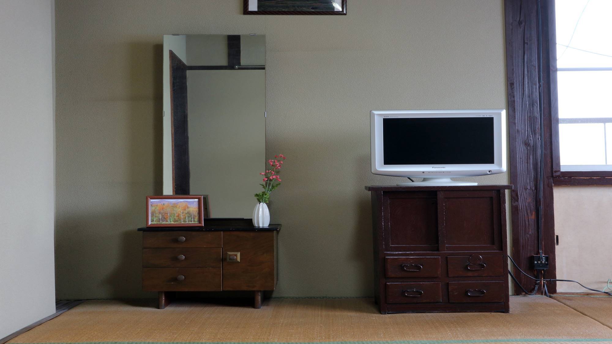 *［客室一例］昭和の雰囲気漂うシンプルな客室
