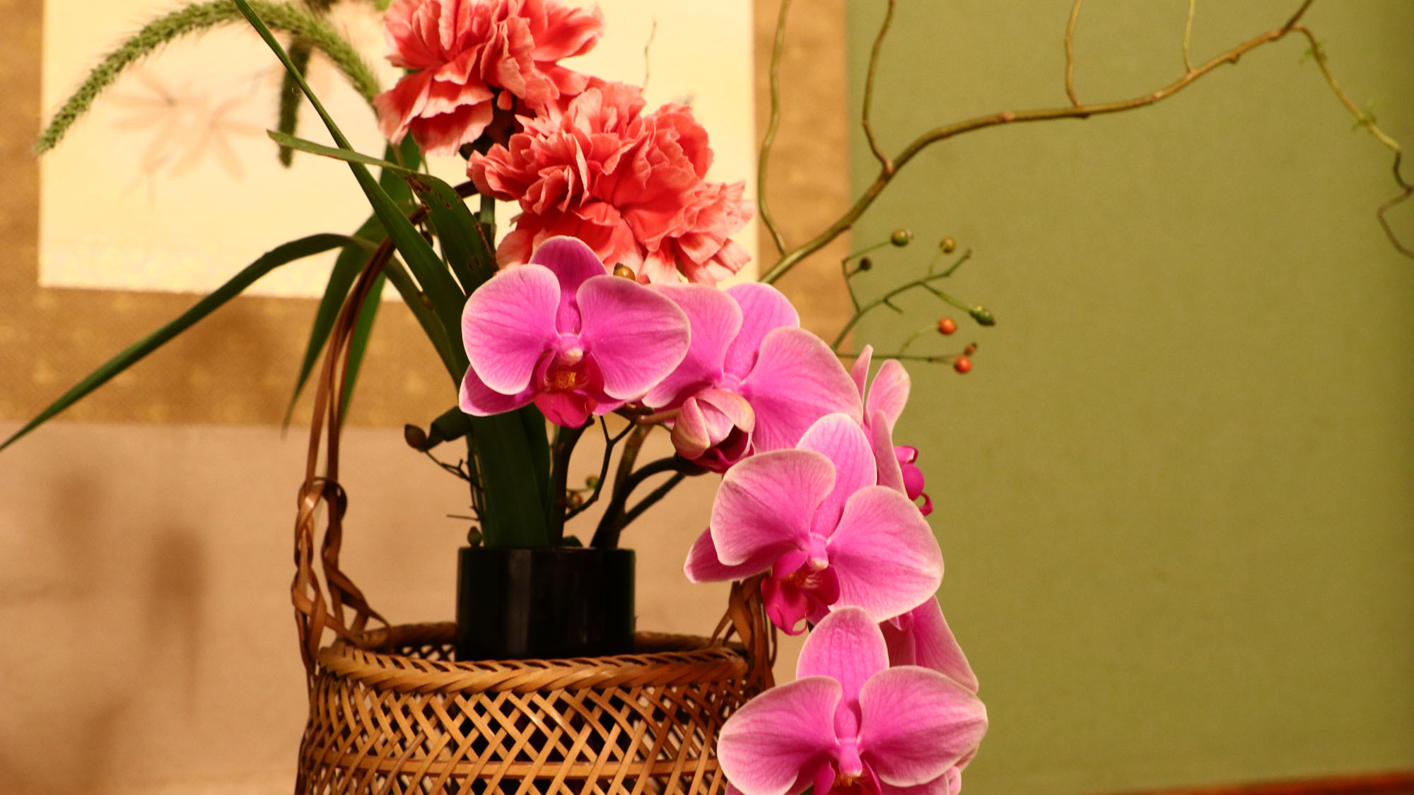 客室備品床の間季節の花を活けてあります*