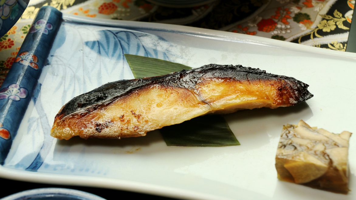 【食事】夕食一例。日本海の荒波が育んだ身のしまった魚介を使います！