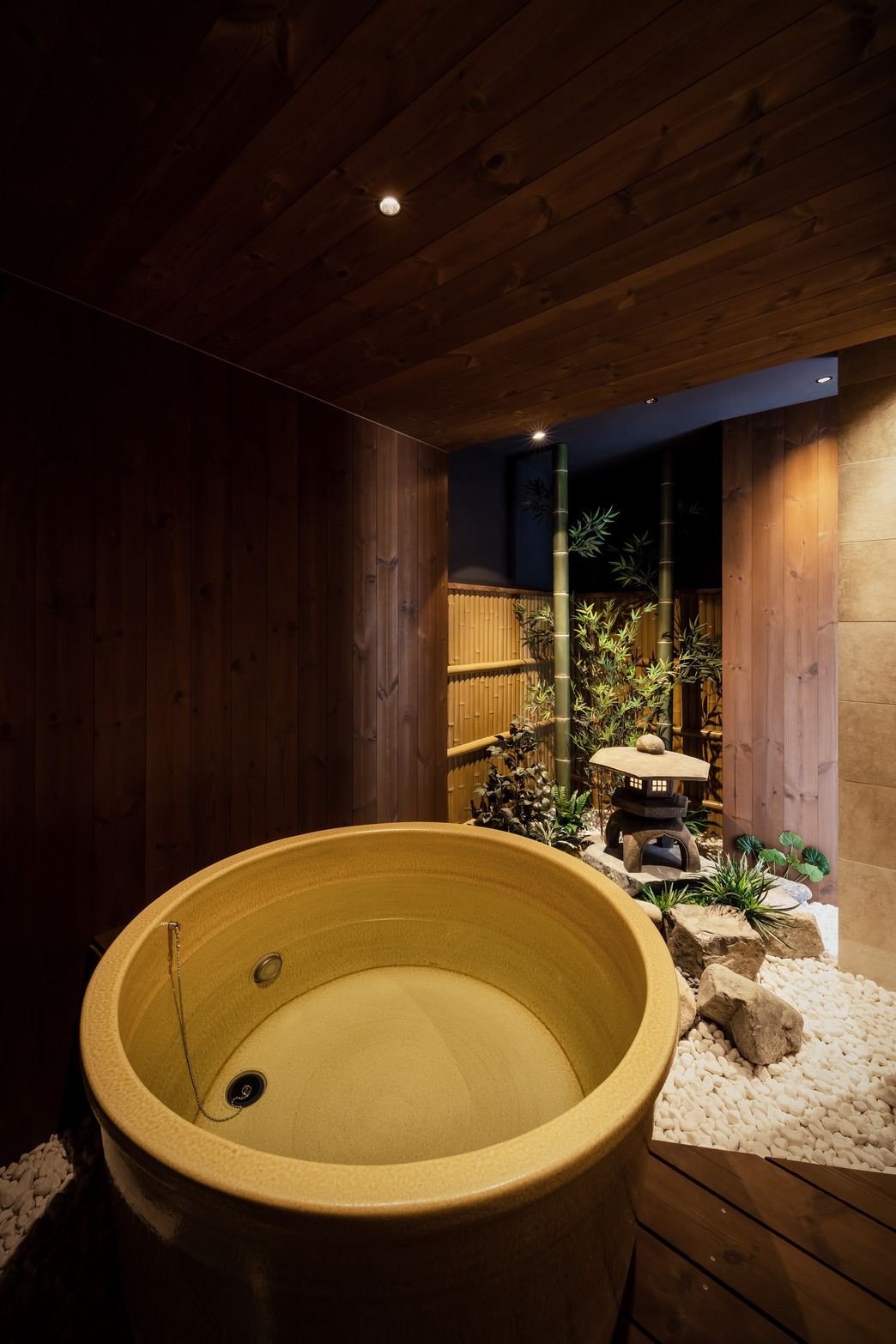 庭付の半露天風呂（信楽焼・陶器浴槽）