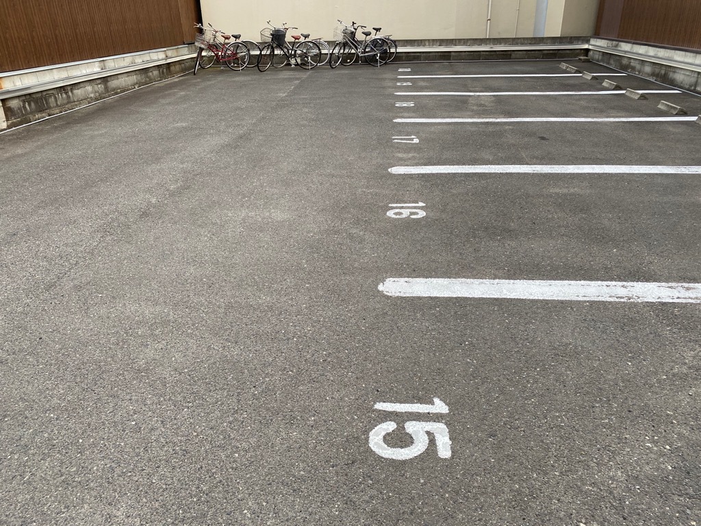 ホテル前無料平面駐車場・無料レンタサイクル