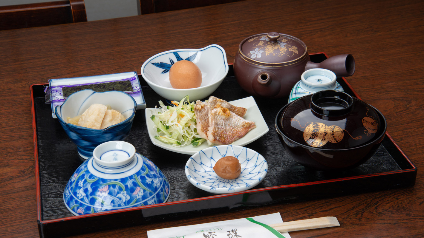 *【朝食一例】地元の新鮮な食材を使った和定食です※料理内容は季節によって異なります