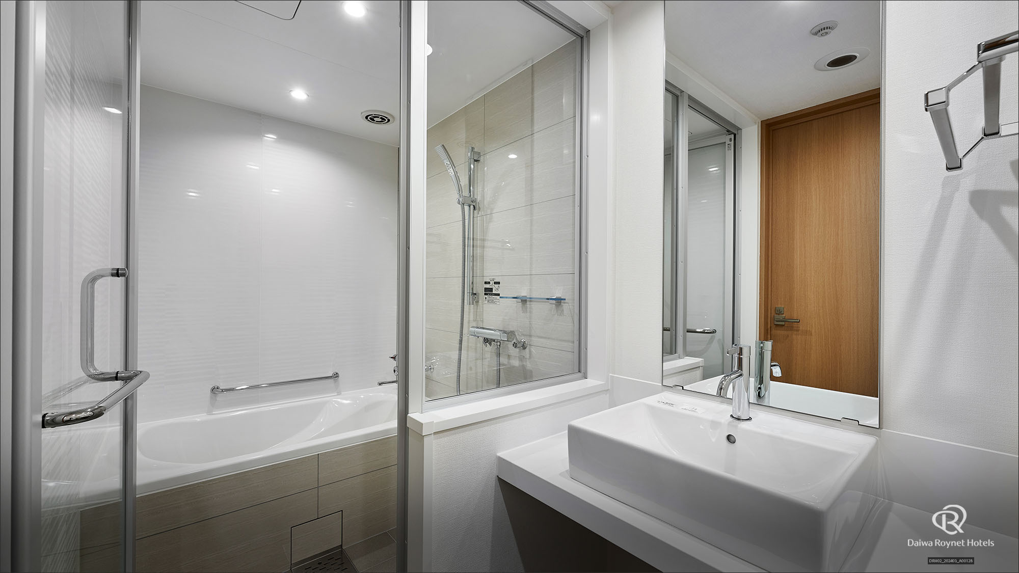 セミセパレートは「バス・トイレ別」で、バスルームと洗面台・トイレ部分がガラス戸で仕切られた浴室です。