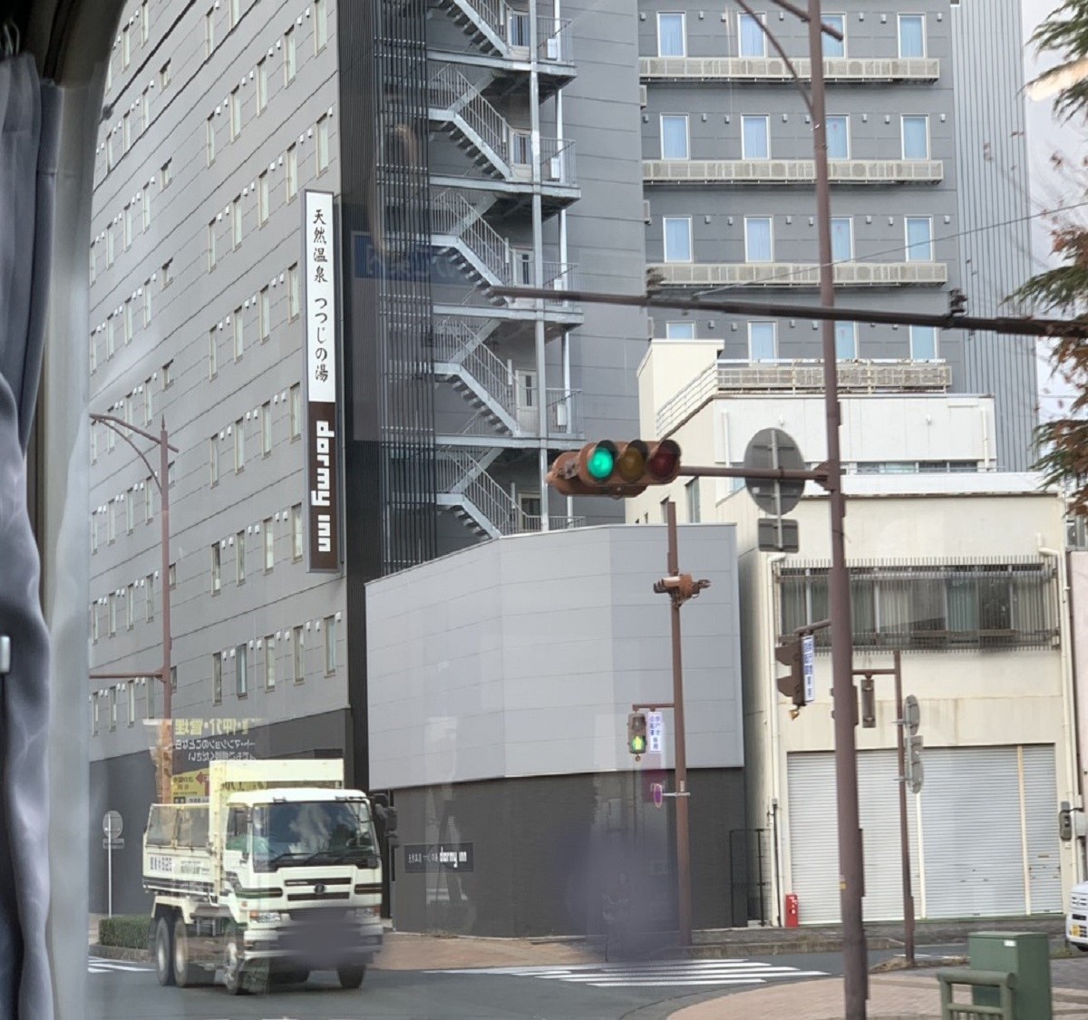【路面電車の乗り方】？3つ目の札木駅でご降車ください。目の前にホテルが見えます。