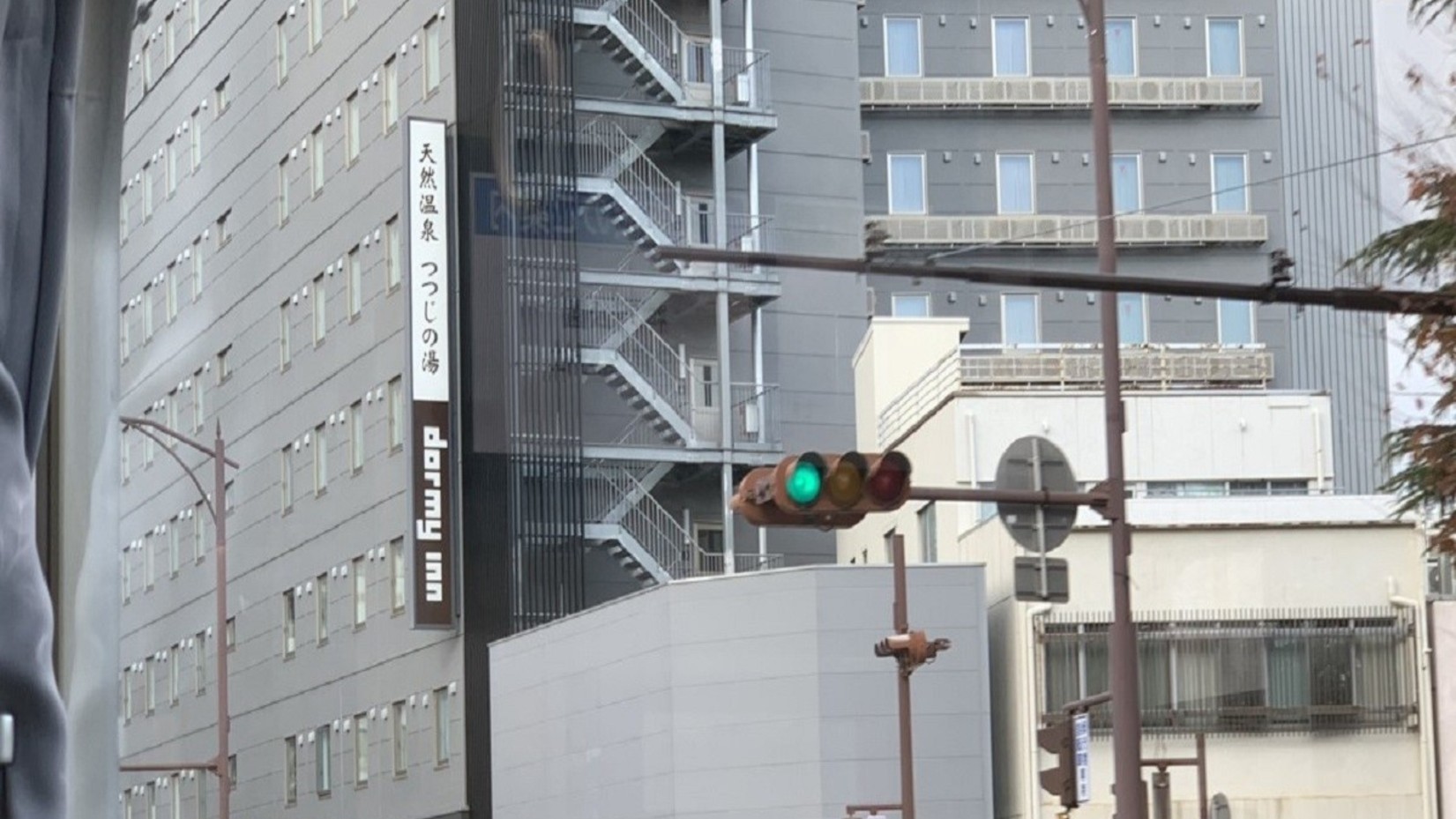 【路面電車の乗り方】？3つ目の札木駅でご降車ください。目の前にホテルが見えます。