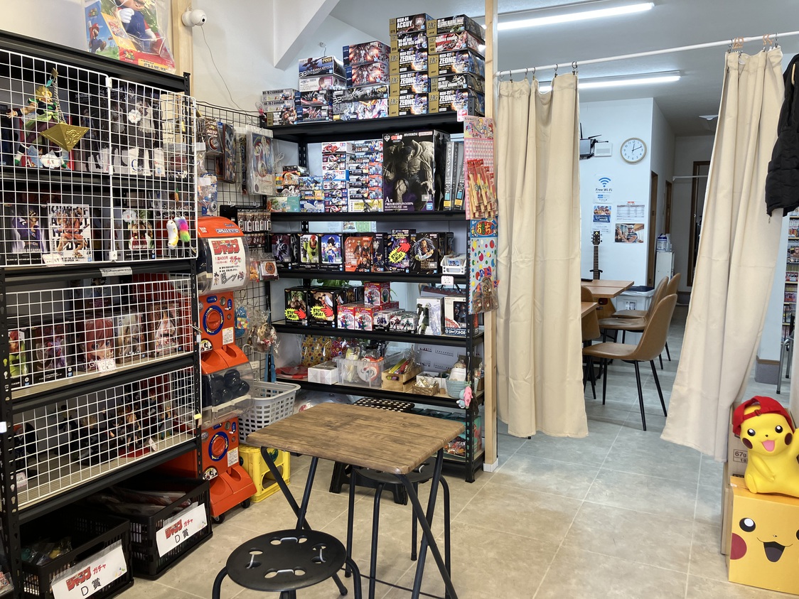 一階にてフィギュアも販売してます。
