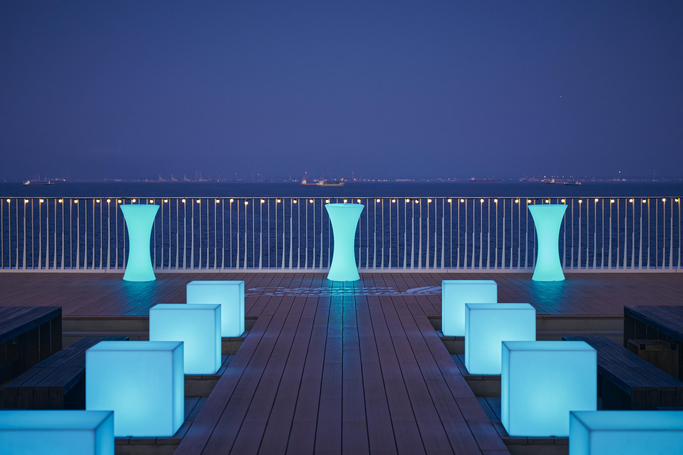期間限定、オーシャンビューのテラスがライトアップ
