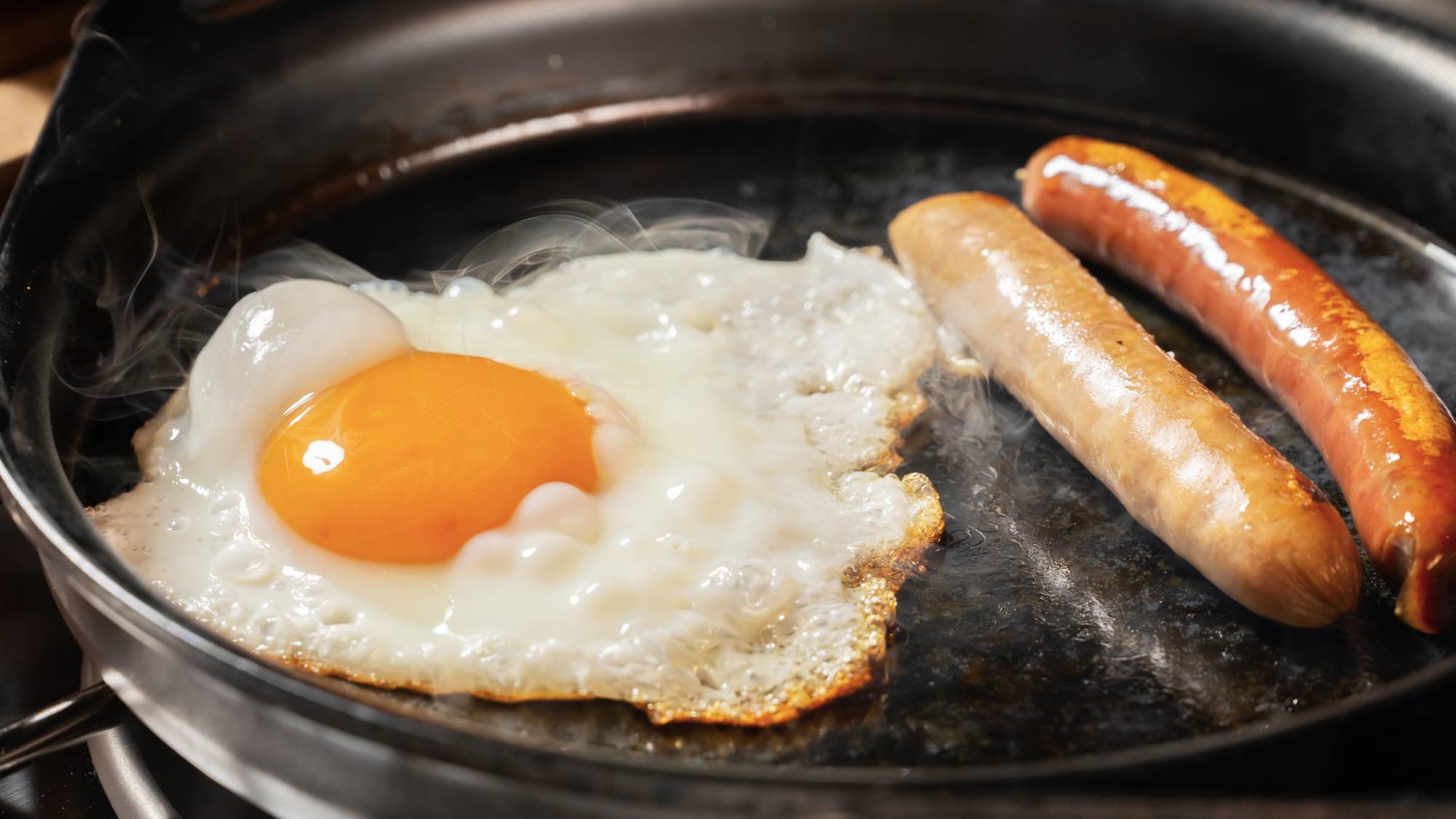 【朝食-和洋食-】“;朝採れたまご”;で作る目玉焼きと香ばしい「鹿ソーセージ」で一日を元気にスタート♪