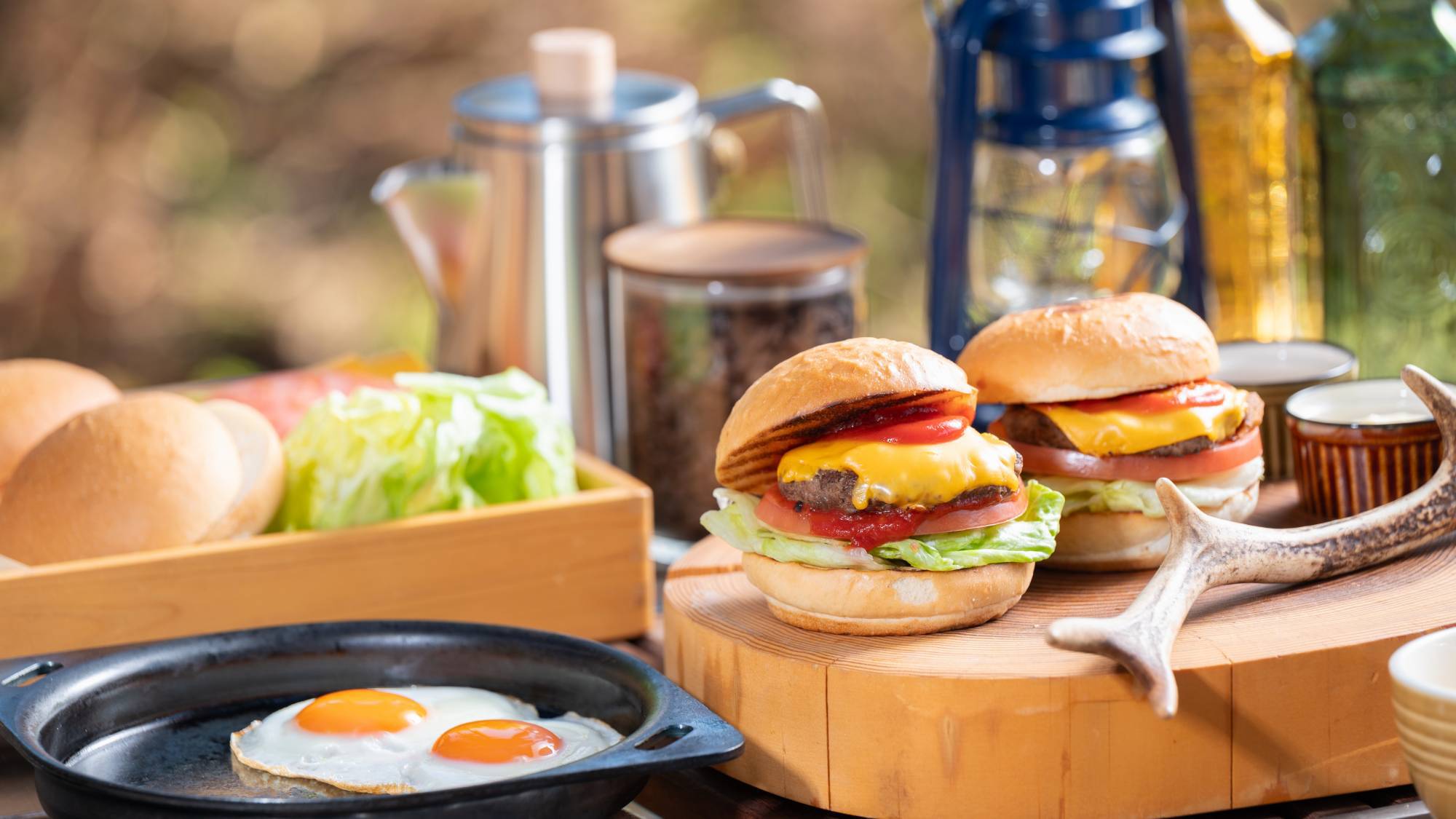 自分で焼いて、挟んで楽しむ【鹿チーズバーガー】朝の贅沢を味わいながら、自由な朝食体験を。