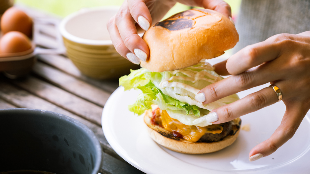 自分で焼いて、挟んで楽しむ【鹿チーズバーガー】朝の贅沢を味わいながら、自由な朝食体験を。