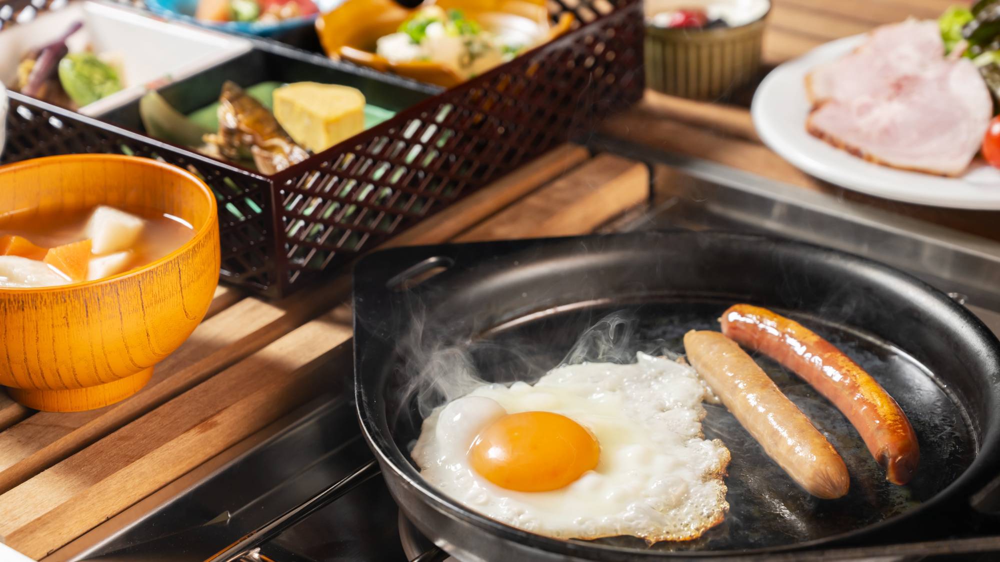 【朝食-和洋食-】“;朝採れたまご”;で作る目玉焼きと香ばしい「鹿ソーセージ」で一日を元気にスタート♪