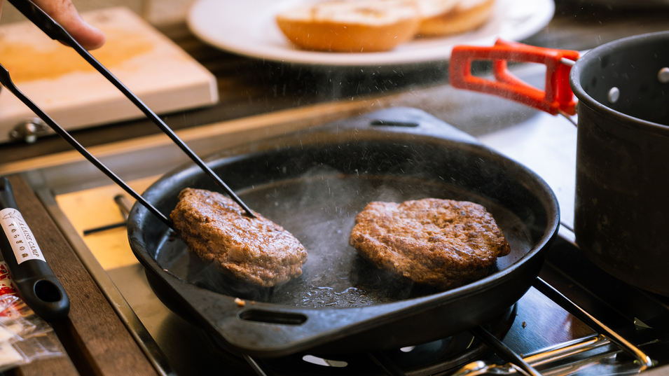 自分で焼いて、挟んで楽しむ【鹿チーズバーガー】朝の贅沢を味わいながら、自由な朝食体験を。