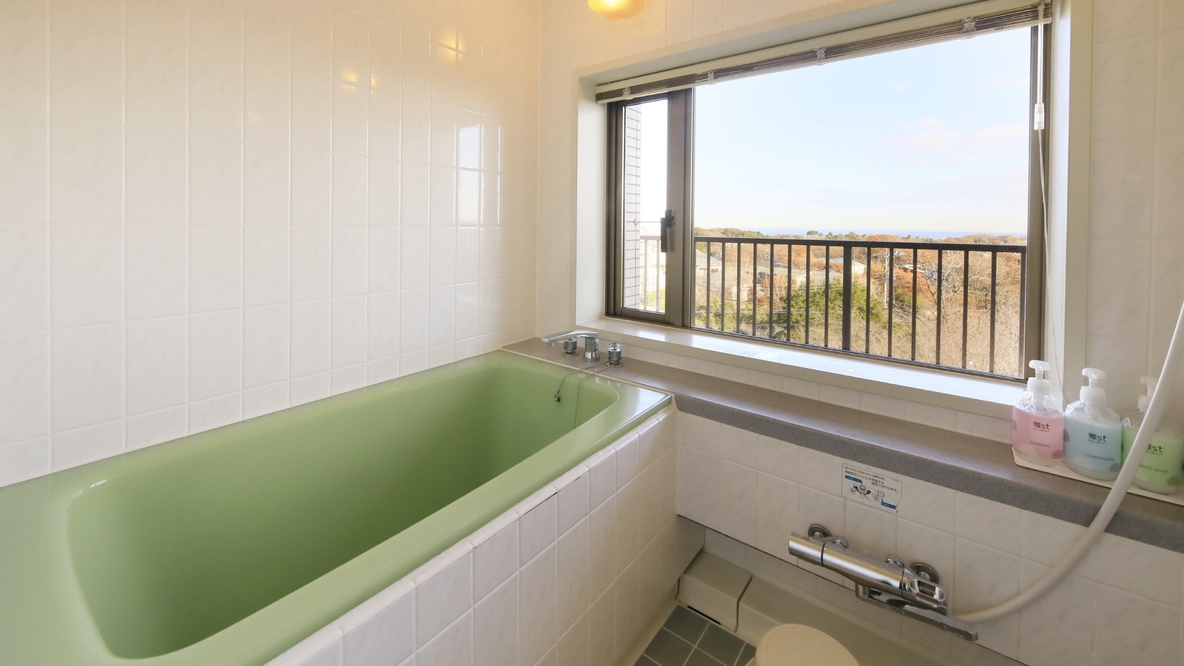 【Sdタイプ一例】展望風呂の客室では伊豆高原の海が眺められます！※客室により異なります