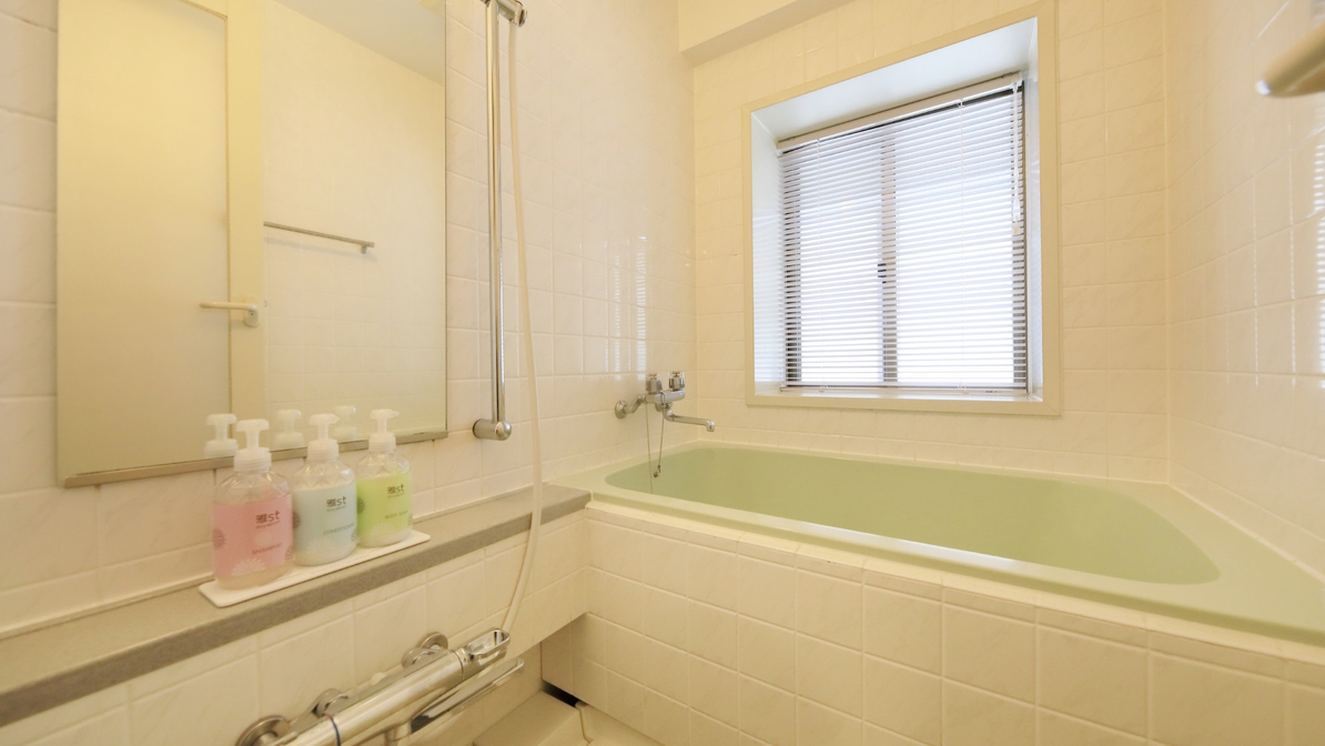 【Sタイプ一例】大浴場だけでなく客室にもバスルームがございますので、お子様連れの方にも安心。