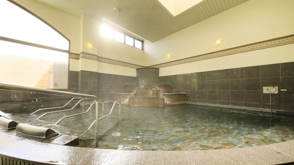 【大浴場】『対島温泉』は無色透明の温泉で、美肌効果が期待できるといわれています。