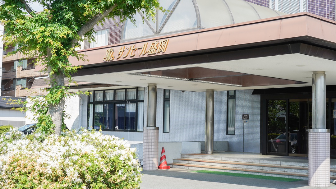 ホテル前には無料駐車場もあり。静かで落ち着いた環境だから、ゆっくりとお寛ぎいただけます。