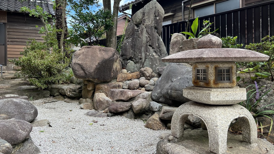 中庭は歴史を感じる日本庭園です
