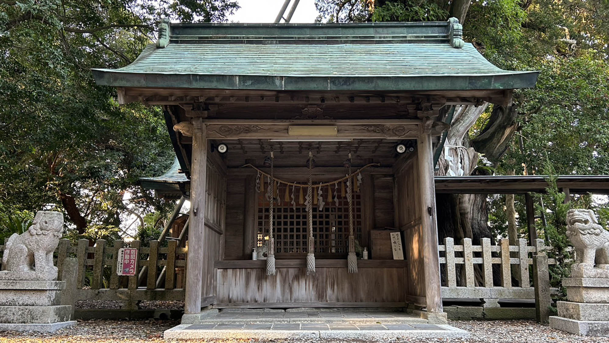 ・【潮崎本之宮神社】拝殿に進み参拝をします。歴史を感じられる神社です