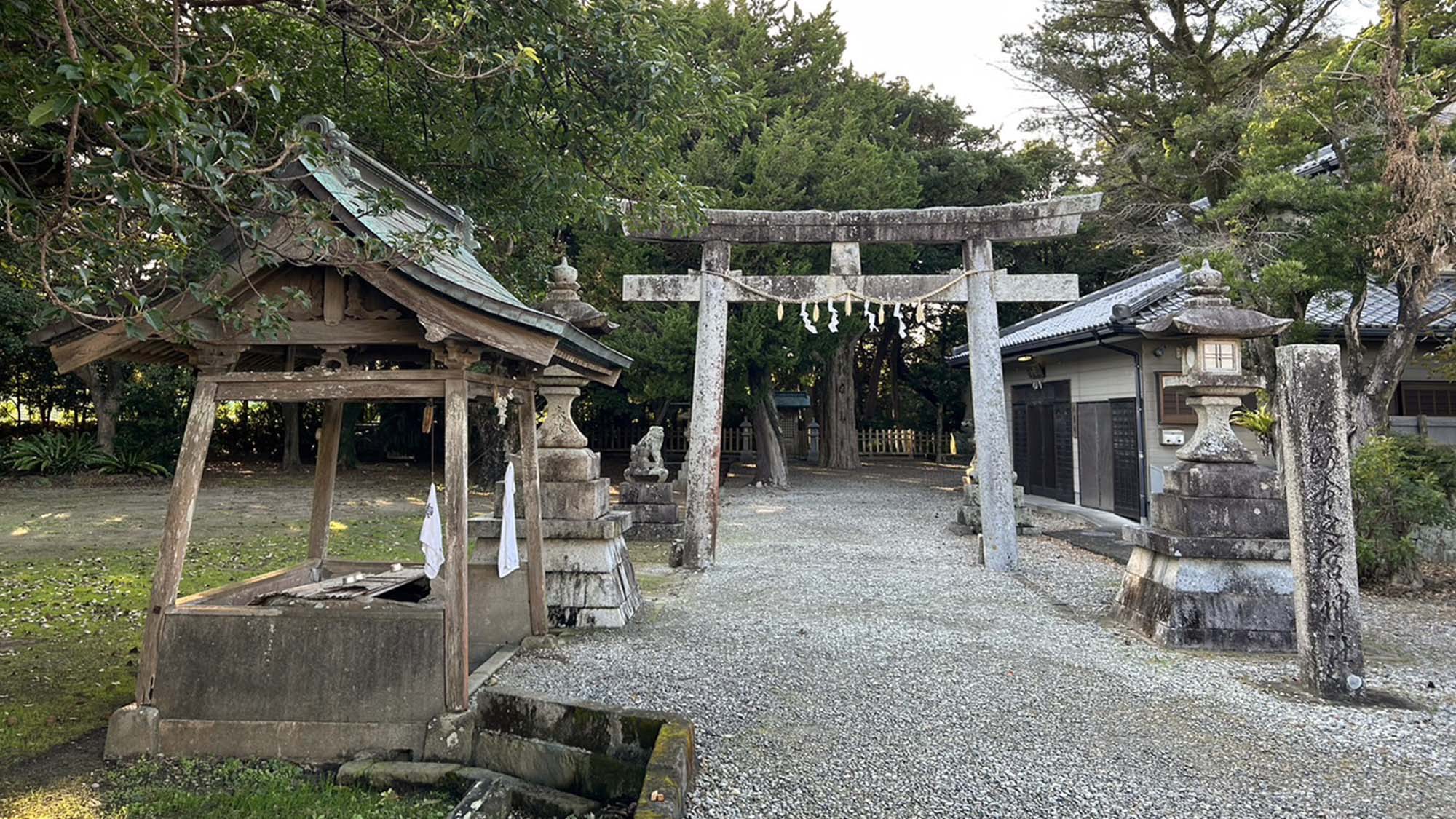 ・【潮崎本之宮神社】海神三神を祀る神社。古代より海上交通の守護神として崇拝されていました