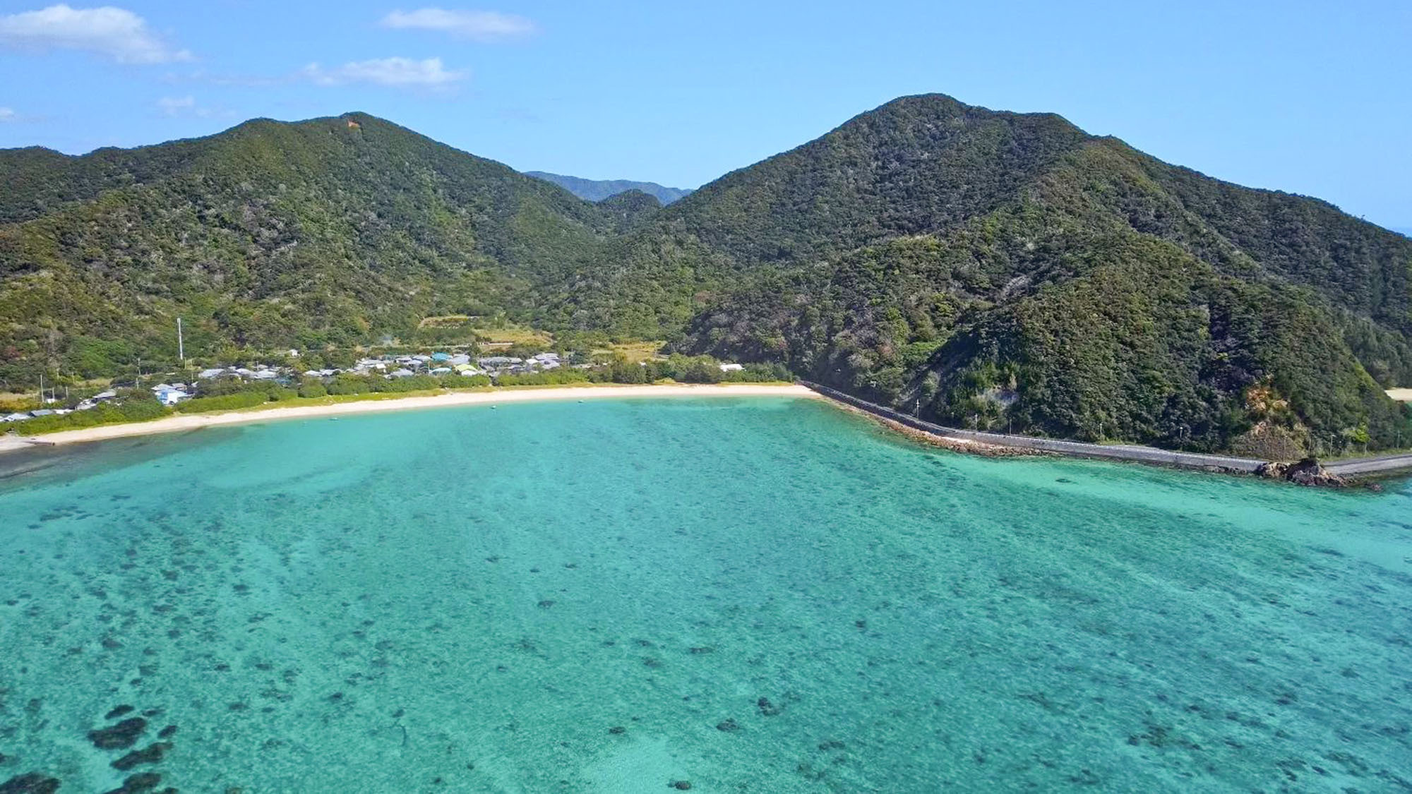 ・【蘇刈集落と海】山と海の美しいコントラストに目を奪われます