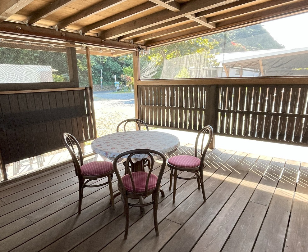 villa4・ウッドデッキでホッとコーヒータイム蚊帳張りなので虫の心配なし？